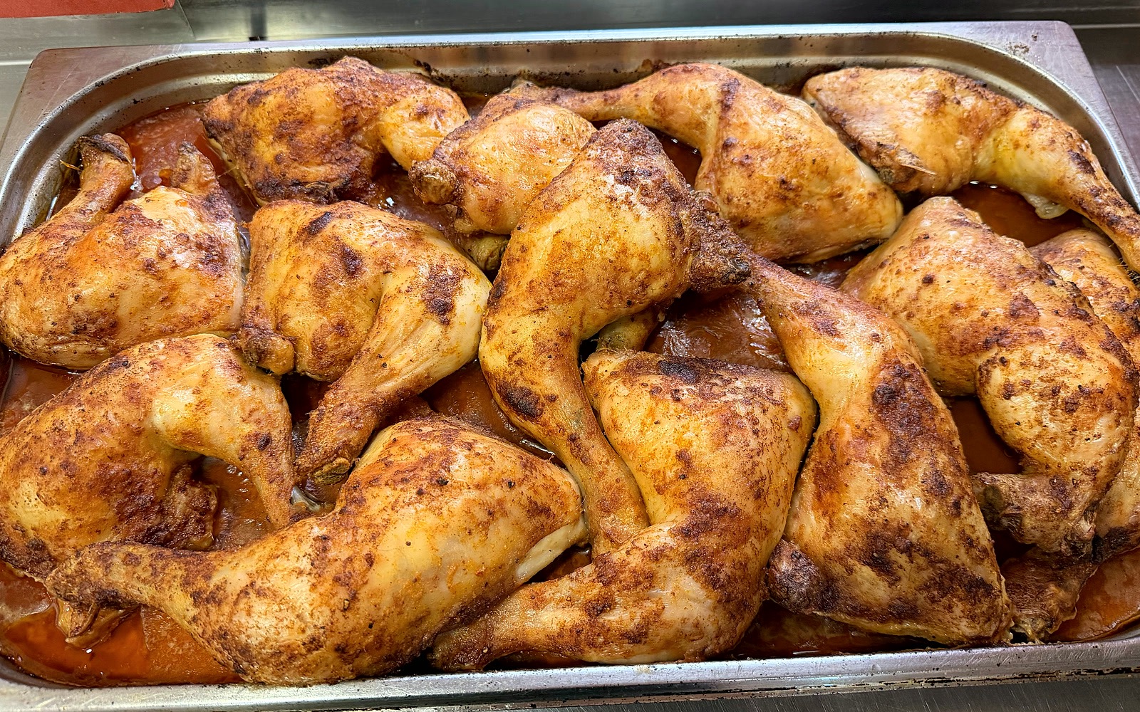 Pečená kuřecí stehna v gastronomické nádobě