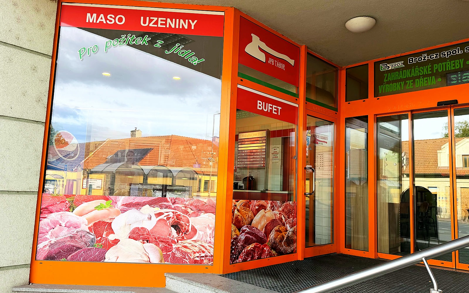 Výloha a vchod řeznictví JPB v Plané nad Lužnicí